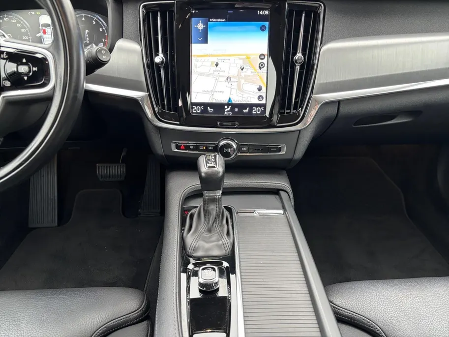 Volvo V90 2.0 T4 Momentum | LEDER | CAMERA | TREKHAAK | DEALER-ONDERHOUDEN | NL-AUTO |