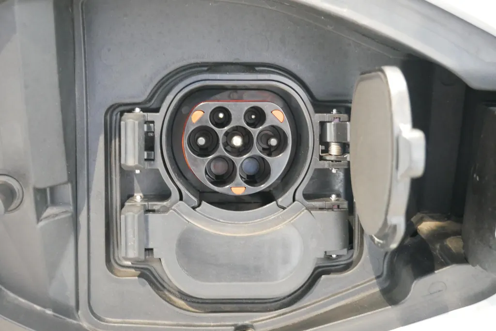 Nissan ARIYA Limited Edition 66 kWh *afneembare trekhaak*Achteruitrijcamera*Navigatie*Apple carplay& Androidauto*Parkeersensorenvoor en achter*Adaptive cruisecontrole*I-key*