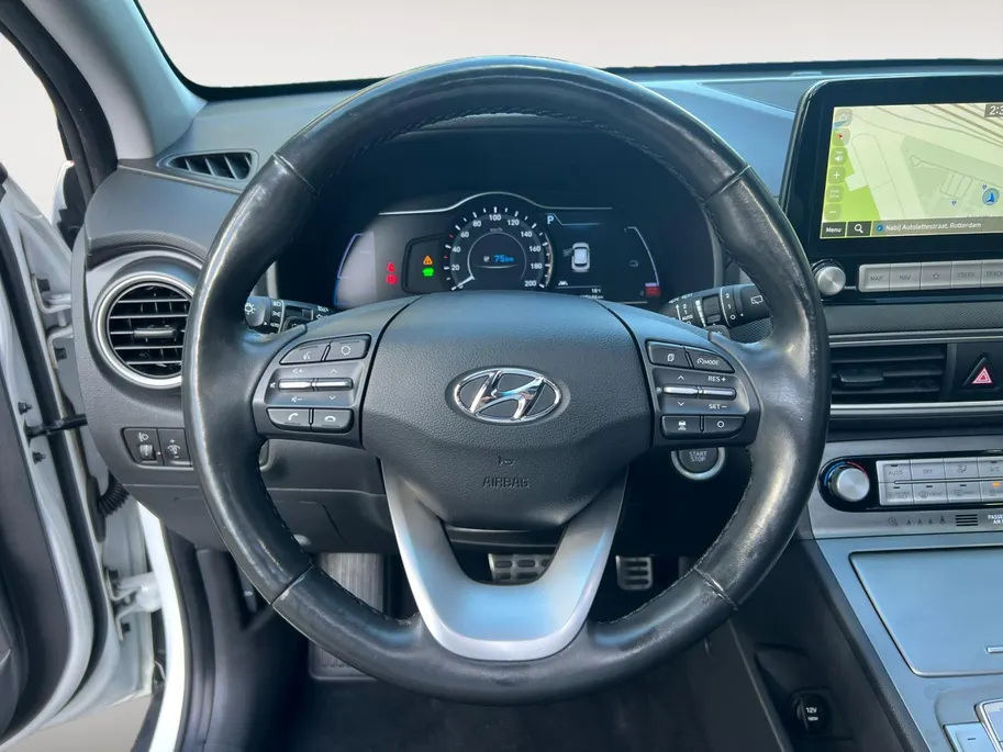 Hyundai Kona EV Fashion 64 kWh | Warmtepomp | Navigatie | Apple Carplay & Android Auto | Adaptive cruise control | Open dak | Head-up display | Achteruitrijcamera |