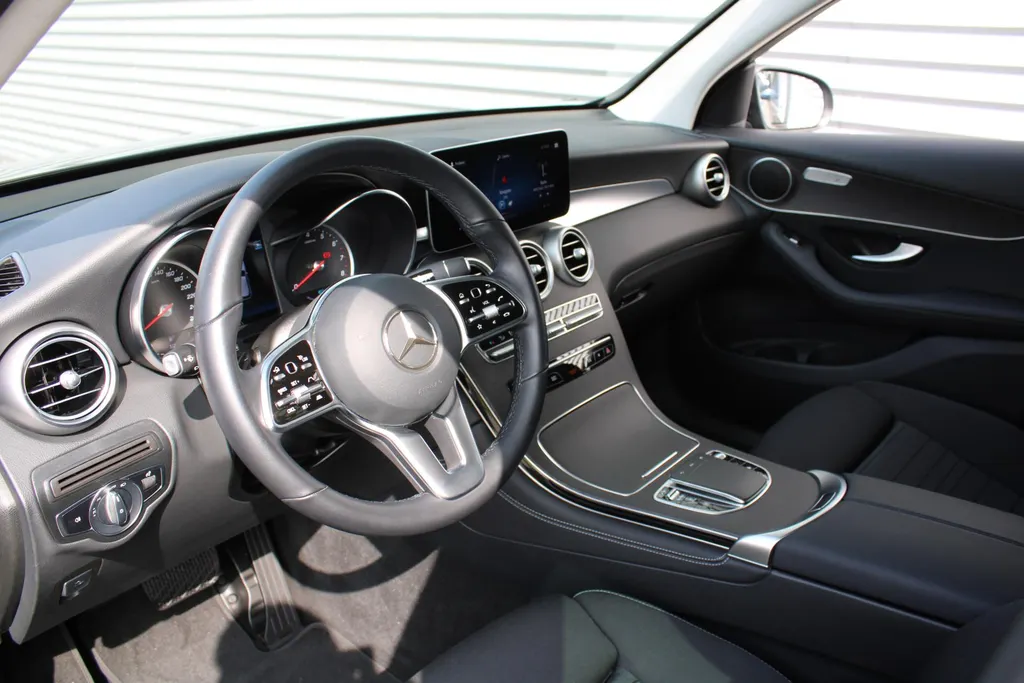 Mercedes-Benz GLC 300e 4MATIC | Plug-in | 320PK | Adap. Cruise | Rondom camera | 18' LM | Parkeerpakket |