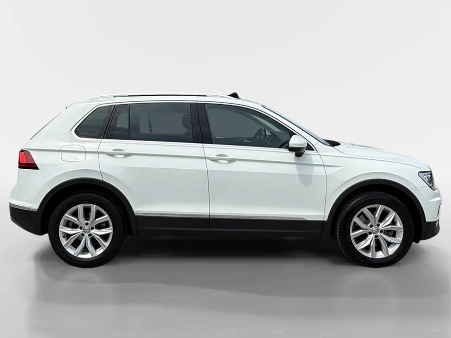 Volkswagen Tiguan 2.0 TSI 4Motion Highline | PAN. DAK | ELEKTR. TREKHAAK | STOELVERWARMING | NL-AUTO | DEALERONDERHOUDEN | ETC..