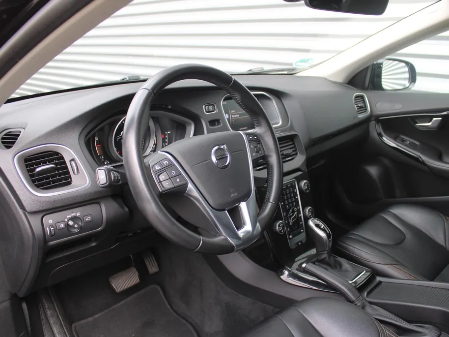 Volvo V40 Cross Country 1.5 T3 Dynamic Edition | Trekhaak | 17' LM | Panoramadak | Leer | PDC v+a | Camera | Stoel-/voorruitverwarming | HK audio |