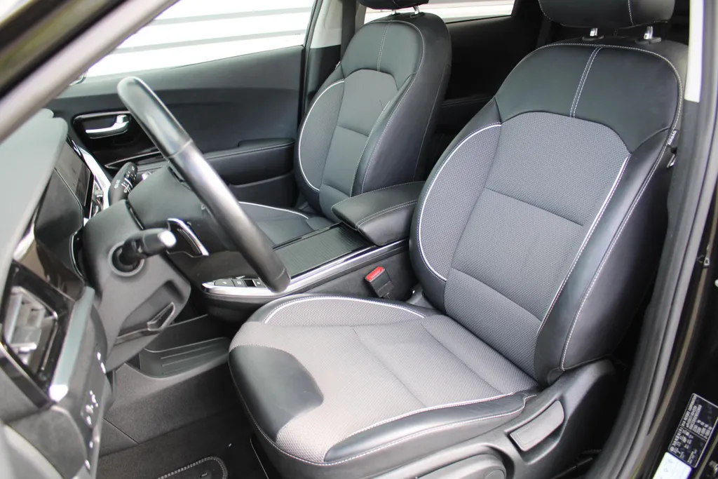 Kia e-Niro DynamicPlusLine 64 kWh | Warmtepomp | Schuif/kantel dak | 17' LM | Airco | Cruise | Navi | Camera |