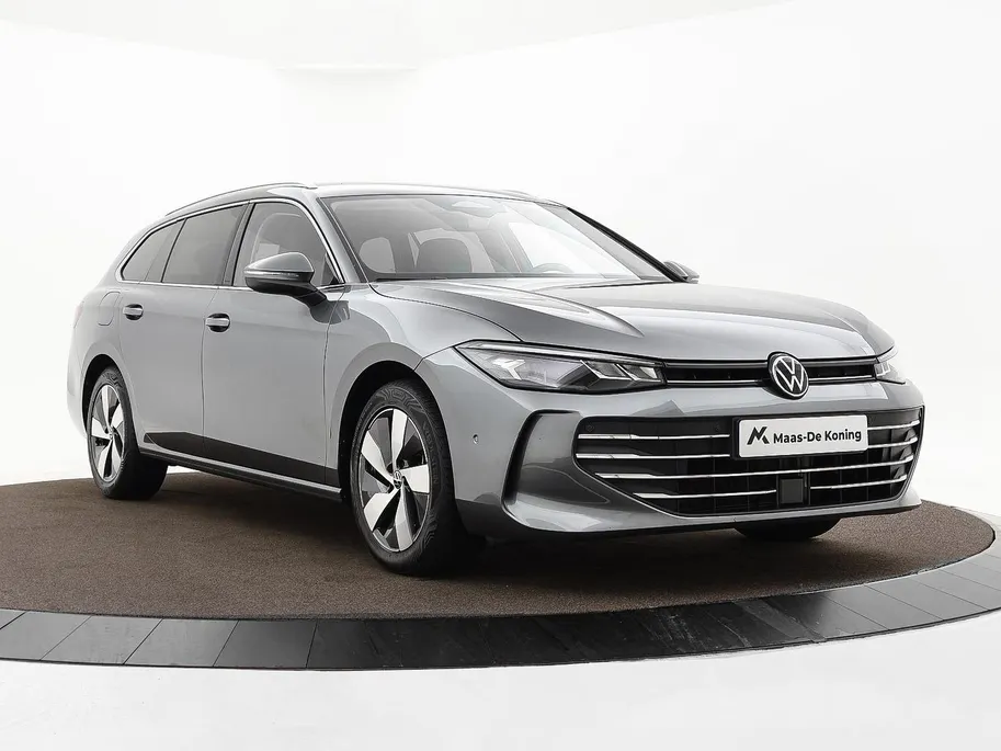 Volkswagen Passat Variant 1.5 eTSI 150pk DSG Elegance Business · Camera · Wegklapbare Trekhaak · Apple/Android Car Play · Dodehoeksensoren · P-Sensoren · 17'' Inch · Garantie t/m 18-06-2028 of 100.000