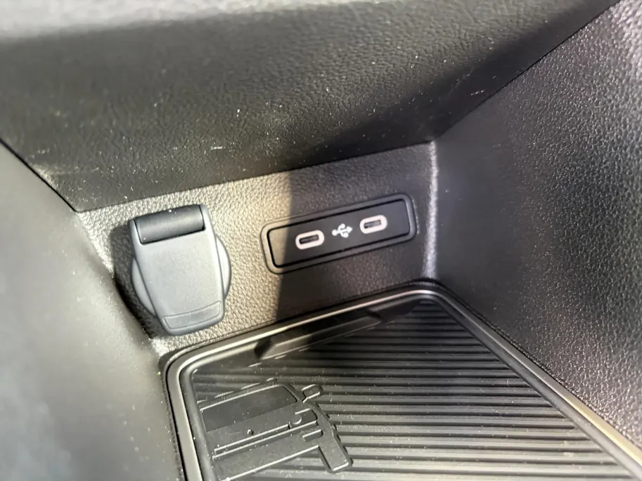 Renault 5 comfort range iconic cinq 52 kWh Nu met 1600,- voorraad korting , Pack Safety & Advanced Driving Assist , allseason banden , Apple Carplay/Android Auto , stoel en stuurverwarming , navigatiesysteem , veel mooie opties.