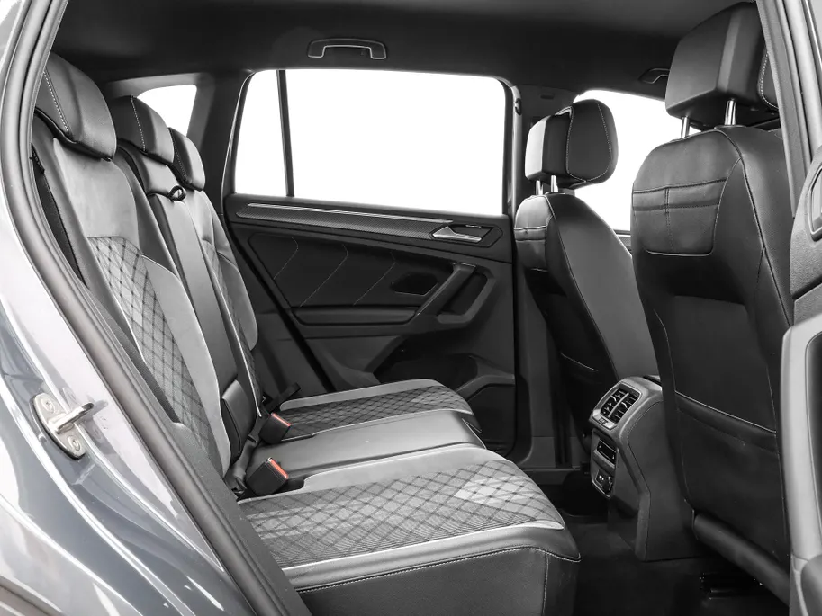 Volkswagen Tiguan 1.4 TSI 245pk DSG eHybrid R-Line Business · Apple/Android Car Play · Wegklapbare Trekhaak · Alarm · Dodehoek Detectie · Stoel-& Stuurverwarming · 19'' Inch ·