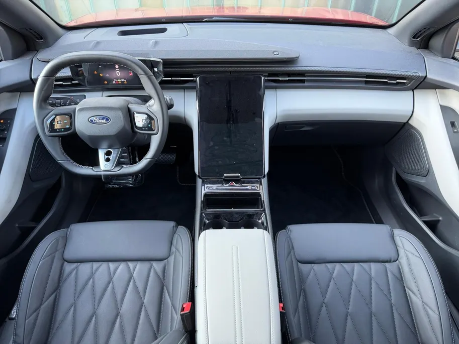 Ford Capri Premium Extended Range AWD 79 kWh 340pk | Direct Leverbaar | €3.500,- Ready Set Ford Bonus | 560km WLTP Rijbereik | Trekhaak | 1200kg Trekgewicht | Panoramadak | Gratis Warmtepomp t.w.v. €1.200,- | 360 Graden Camera | HUD