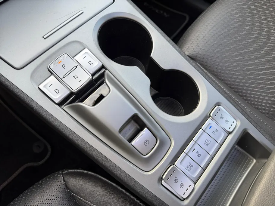 Hyundai Kona EV Limited Sky 64 kWh | Zeer compleet | 99% SOH | Open dak | Lederen bekleding | Trekhaak | Stoel verwarming & koeling | Stuurverwarming |