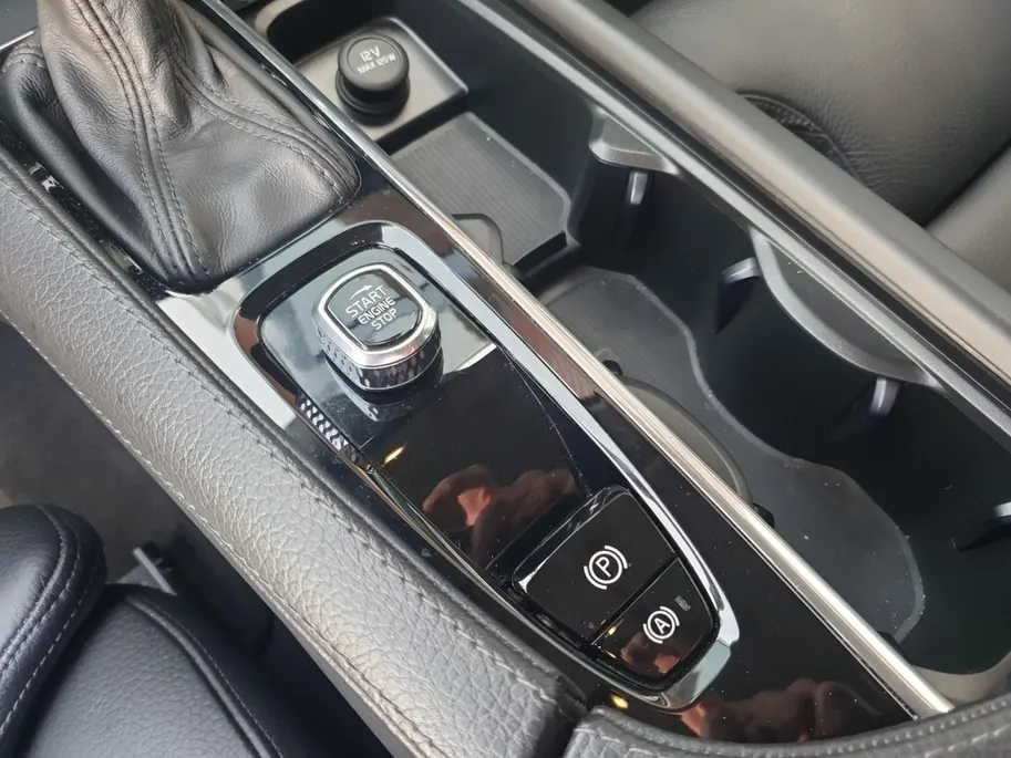 Volvo V90 2.0 T4 Momentum | Stoel en stuurverwarming | Elektrisch bedienbare voorstoelen | Camera | Lederen bekleding | Navigatie | Parkeersensoren voor en achter | Elektrische achterklep |