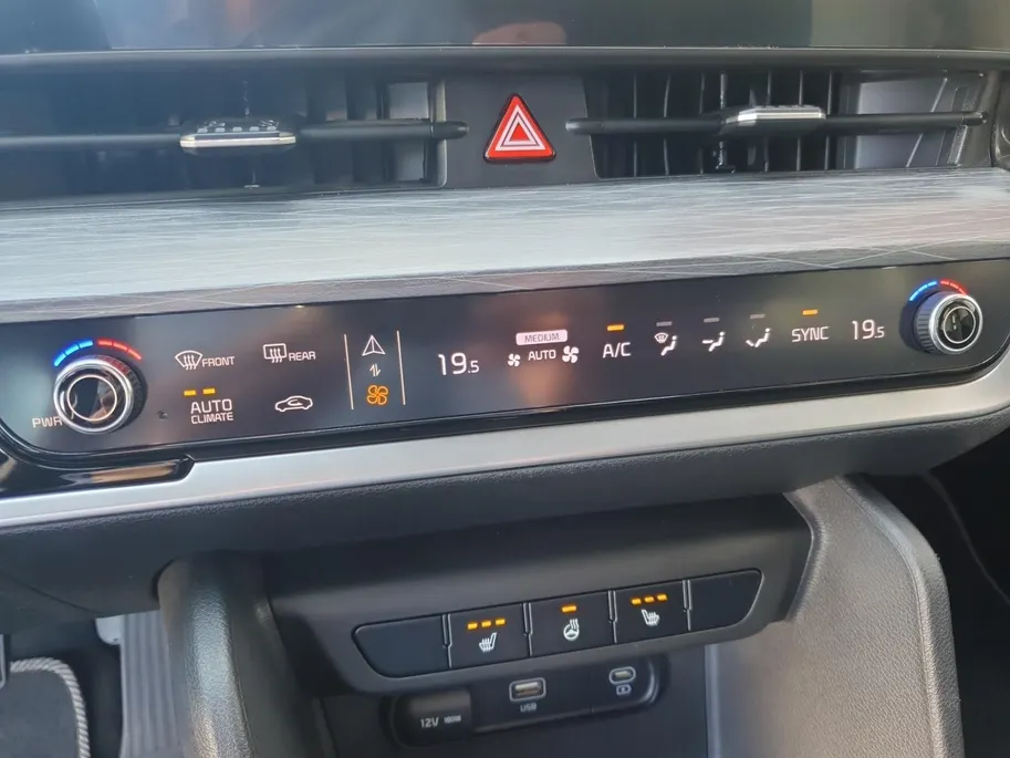 Kia Sportage 1.6T MHEV DynamicLine Edition | Stoel en stuurverwarming | Camera | Navigatie | Apple Carplay / Android Auto | Climate control |