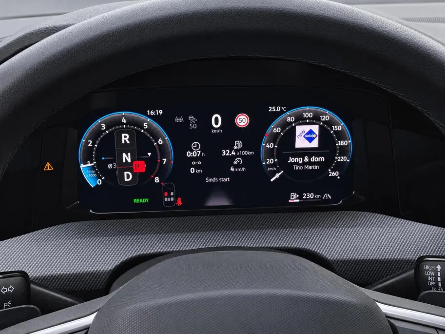 Volkswagen Golf 1.5eTSI/150PK R-Line · Navigatie · Trekhaak · Apple/Android Car Play · Dodehoeksensoren · Stoelverwarming ·  Garantie t/m 08-01-2031 of 100000km.