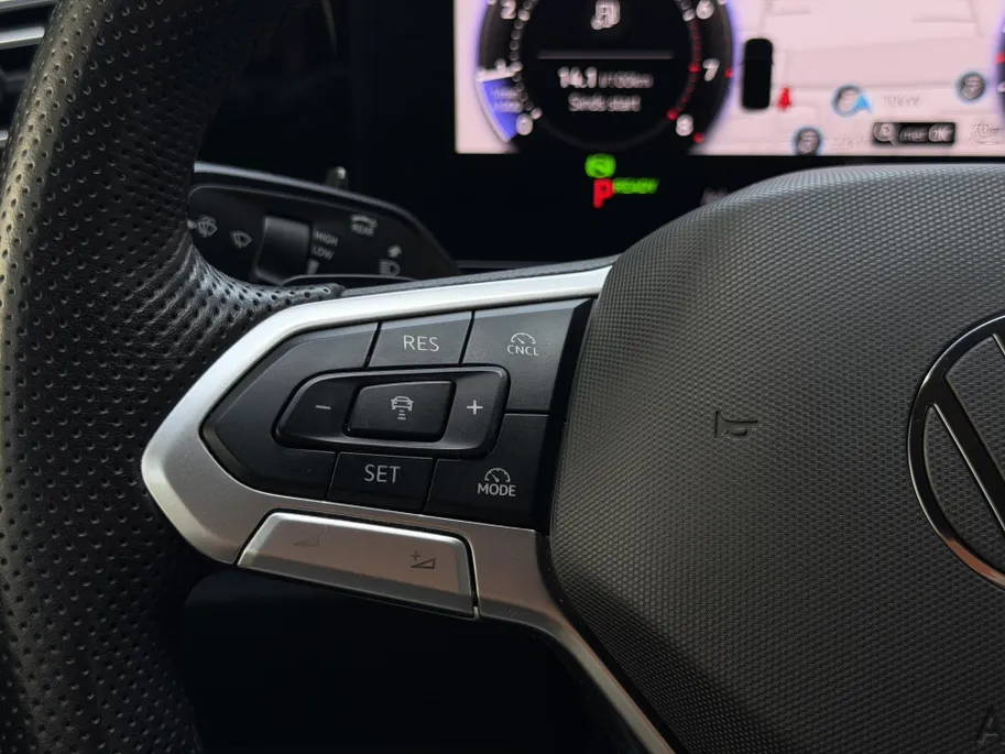 Volkswagen Tiguan 1.5 eTSI R-Line Business | Elektrisch wegklapbare trekhaak | Stoelmassage | Elektrisch bedienbare achterklep | Achteruitrijcamera | Parkeersensoren voor- en achter | Navi | Adaptive cruise control | Sportstoelen