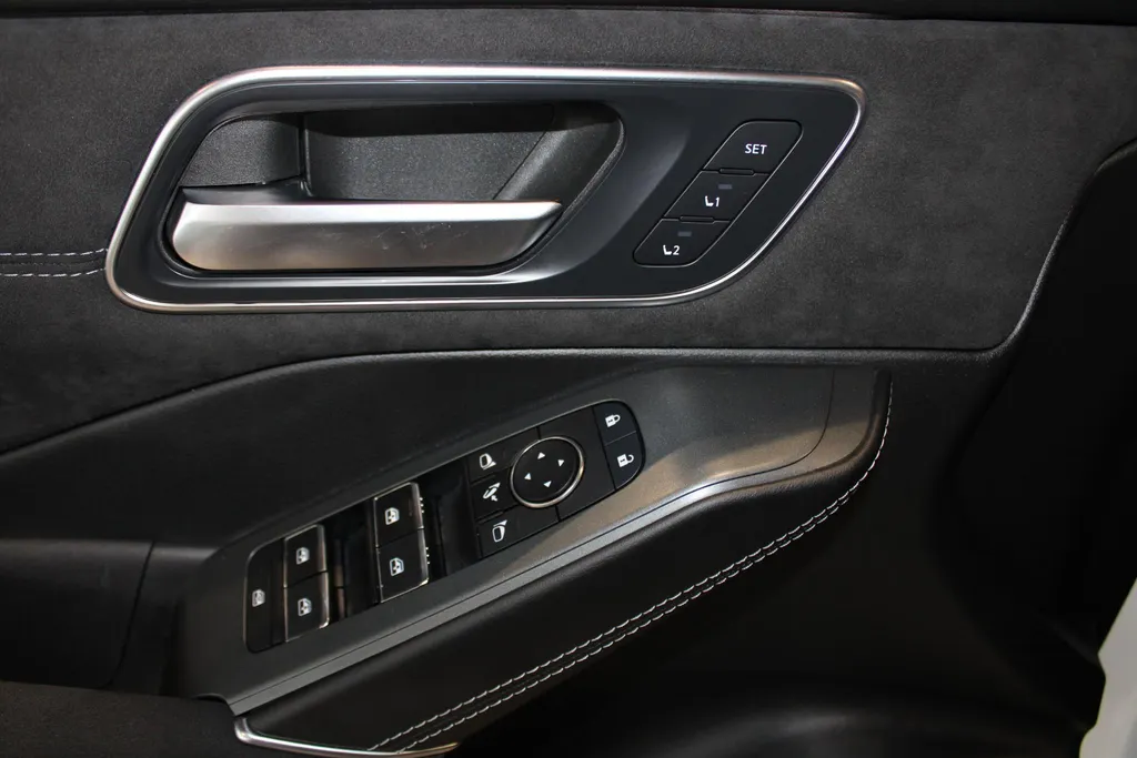 Nissan QASHQAI 1.5 e-Power N-Design | 20inch wielen |360grd camera | parkeersensoren voor en achter | Electrische stoelverstelling met geheugen | Alcantra/lederen bekleding | 205PK | Two-tone lak | Apple carplay & Android auto |