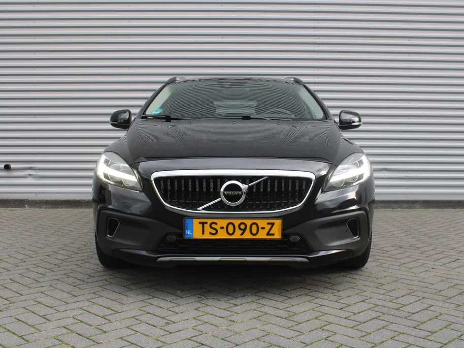 Volvo V40 Cross Country 1.5 T3 Dynamic Edition | Trekhaak | 17' LM | Panoramadak | Leer | PDC v+a | Camera | Stoel-/voorruitverwarming | HK audio |