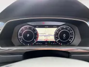 Volkswagen Tiguan 2.0 TSi DSG-aut. 4Motion Highline R-Line NL Auto | 11-2017 | Pano dak | Trekhaak | 20' | Stoelverwarming | Etc.