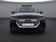 Audi e-tron 55 quattro edition 95 kWh 408pk · Panoramadak · 360 Camera · Afneembare Trekhaak · Lederen Bekleding · Elek. Stoelen + Geheugen Bestuurder ·