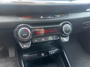 Kia Stonic 1.0i Turbo DynamicLine Automaat |  Two-tone lak | Apple Carplay / Android Auto | Airco |  Elektrische ramen | Camera | Parkeersensoren | Lichtmetalen velgen |
