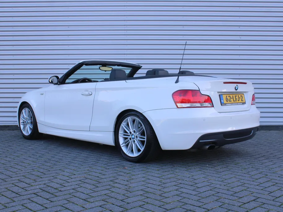 BMW 1 Serie Cabrio 118i Executive | M-Pakket | Stoelverwarming | 17' LM | Windscherm | Parkeersensor v+a | Trekhaak | Navi | Leer | Xenon | Clima |