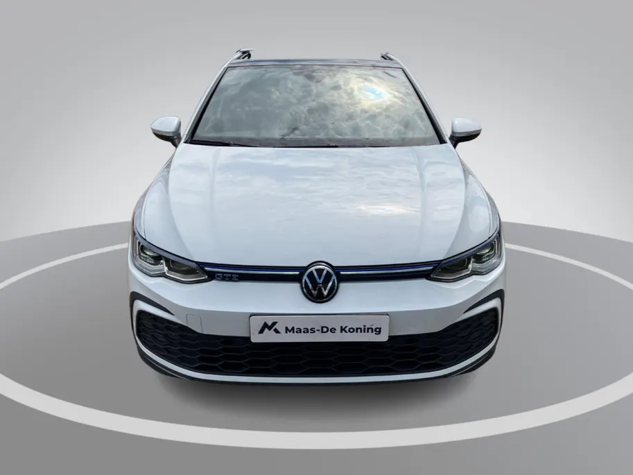 Volkswagen Golf 1.4eHybrid 180kW/245PK GTE · Panoramadak · Dodehoeksensoren · Navigatie · Apple/Android Car Play · Camera · Stoelverwarming ·