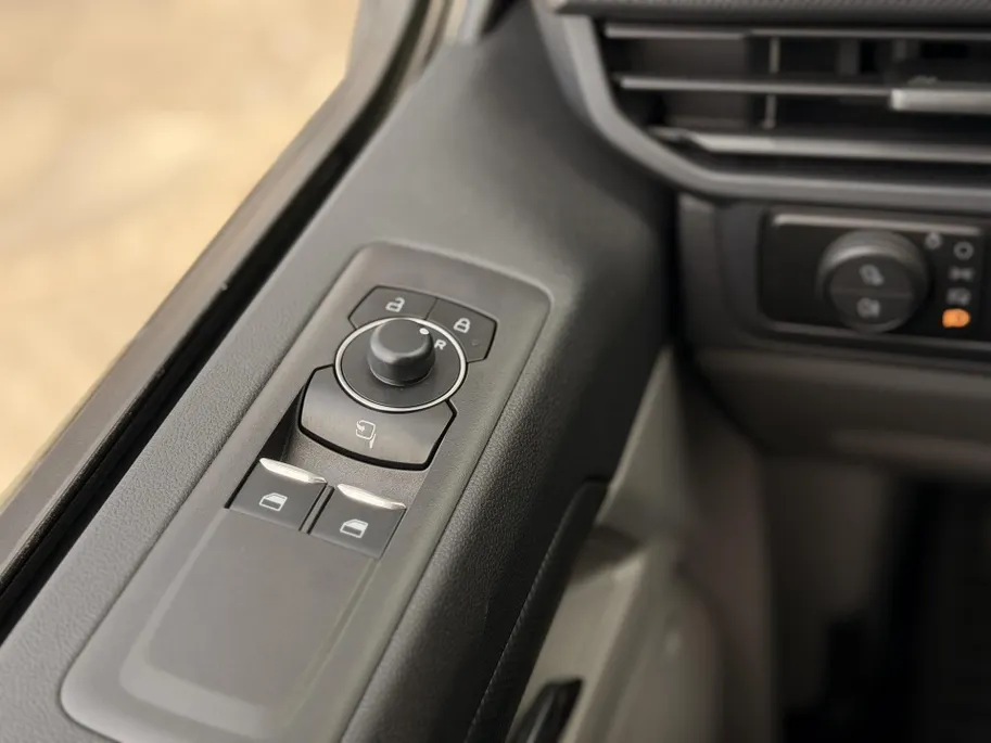 Ford E-Transit Custom L2H1 MS-RT 71 kWh 286 PK Dubbele Cabine UIT VOORRAAD I INKLAPBARE TREKHAAK I DRIVER ASSIST PACK ULTIMATE I DUBBELE ZIJSCHUIFDEUREN I FULL LED-KOPLAMPEN I APPLE CARPLAY / ANDROID AUTO I