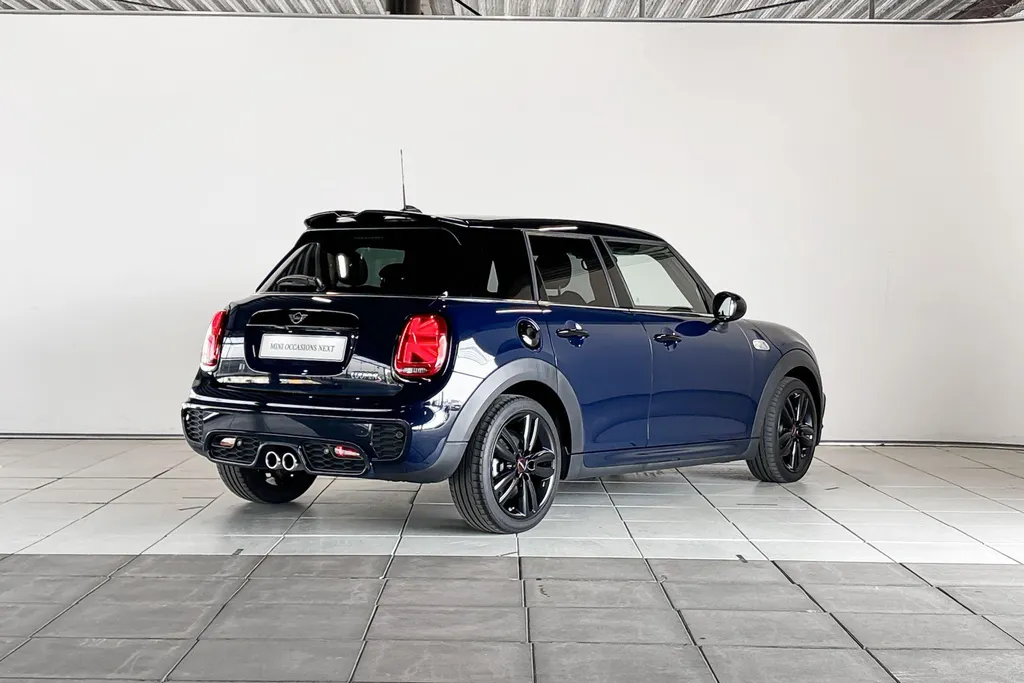 MINI Cooper 5-deurs Cooper S Chili Red John Cooper Works Uitvoering