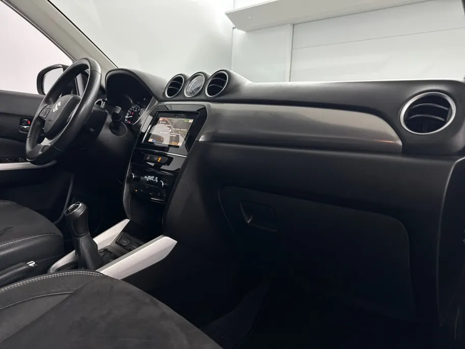 Suzuki Vitara 1.6 High Executive | Panoramadak | Adaptieve Cruise Control | Trekhaak