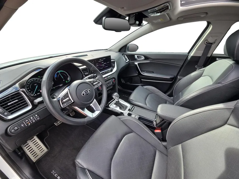 Kia XCeed 1.6i PHEV ExecutiveLine 1e Eigenaar | Dealer Onderhouden | Meest luxe uitvoering | Fabrieksgarantie | Stoelverwarming en Ventilatie | Carplay & Android | Camera | Dodehoek Detectie | Leder | Cruise Control Adaptief | Panorama Dak |