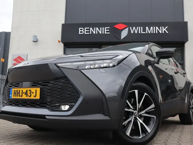 Toyota C-HR 2.0 PHEV 220 First Edition | Trekhaak | Stuur en stoelverwarming VERKOCHT