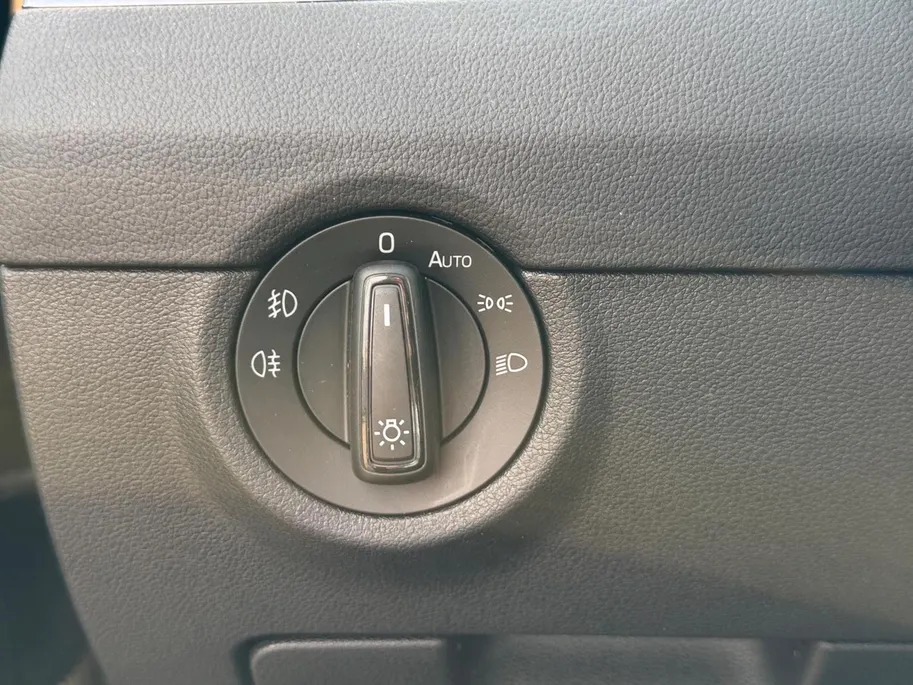 Škoda Octavia Combi 1.5 TSI Greentech Ambition Business | Automaat | Navigatie | Apple carplay & Android auto | Parkeersensoren voor en achter | Achteruitrijcamera | Elektr. achterklep | Afneembare trekhaak | Stoelverwarming voor | Bovag garantie |