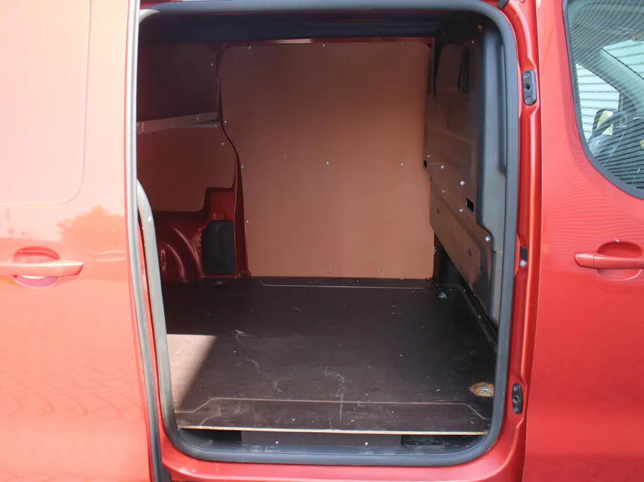 Peugeot Expert 227S 2.0 BlueHDI 180 Premium Pack | Trekhaak | Navi | Camera | Dodehoek detectie | Automaat | PDC | Airco | Cruise | Betimmerd | Betonplex vloer |