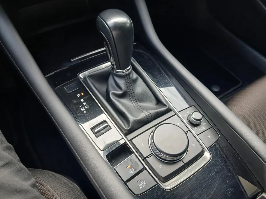 Mazda 3 Hatchback Luxury edition / All-seasons / Navi / Cruise / Climate