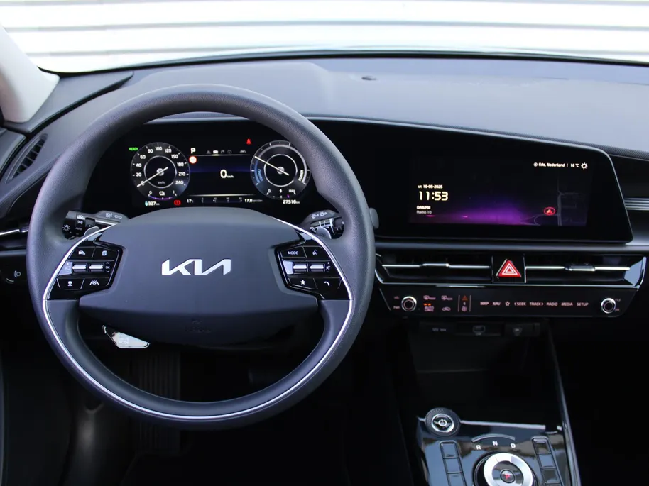 Kia Niro EV Light Edition 64.8 kWh | Camera | Cruise adapt. | Clima | 17' LM | Navi | Keyless | All season banden | 17% bijtelling |