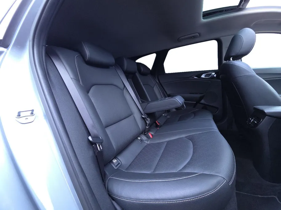 Kia Ceed Sportswagon 1.6I PHEV ExecutiveLine | Automaat | Dealer onderhouden | Panorama dak | Stoelverwarming en Ventilatie | Dodehoek Detectie | Leder | Carplay | Camera | Cruise Control Adaptief |