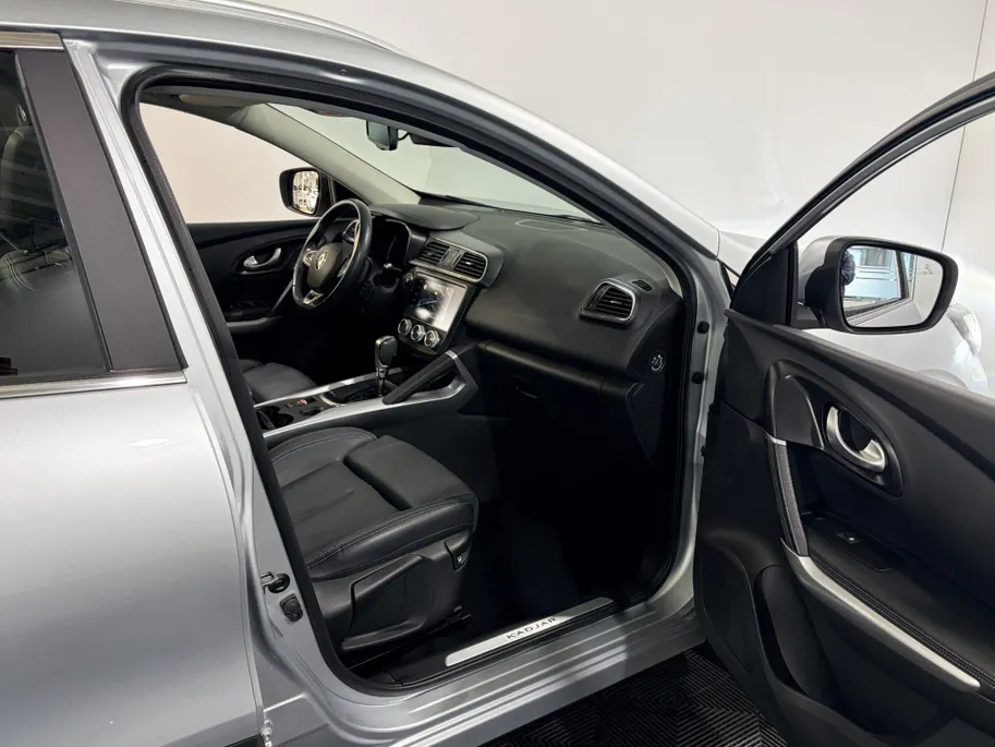 Renault Kadjar 140PK TCe Intens Automaat | Trekhaak (1500 KG) | Panoramadak | 19' Lichtmetalen Velgen | Stoelverwarming | Navi | Camera | Climate Control | Adaptieve Cruise Control | Leder |