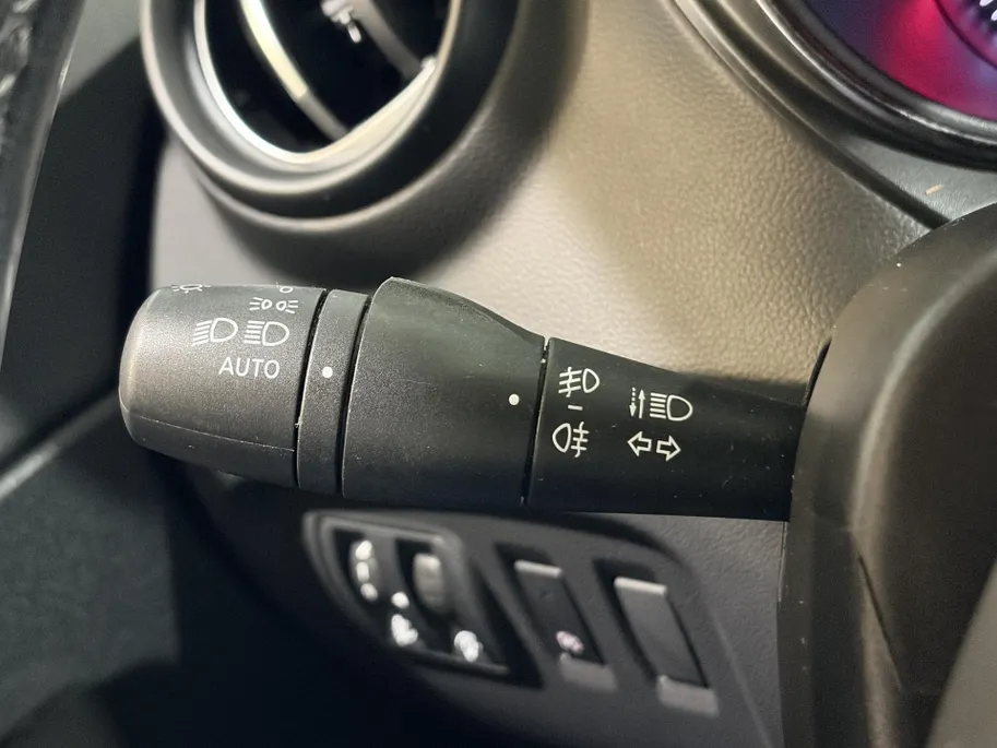 Renault Captur 90PK TCe Intens | All Season Banden | Armsteun | Navi | Camera | Parkeersensoren | Climate Control | Bluetooth | Lichtmetalen Velgen | Licht & Regen Sensor |