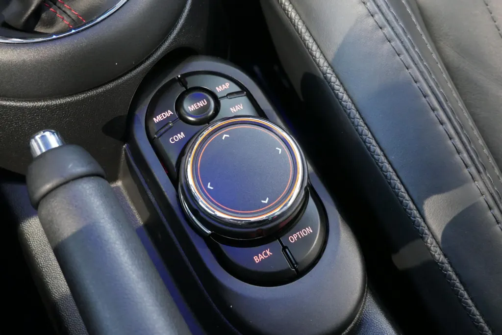 MINI 3-Deurs 2.0 Cooper S Knightsbridge Edition *Automaat*Navigatie*Parkeersensoren*Climate Control*Schuif/Kanteldak*Stoelverwarming*Harman Kardon Audio*Lederen interieur*Vol opties!