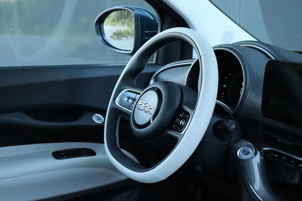 Fiat 500e La Prima by Bocelli 42 kWh | JBL | Winter | Camera | 17′