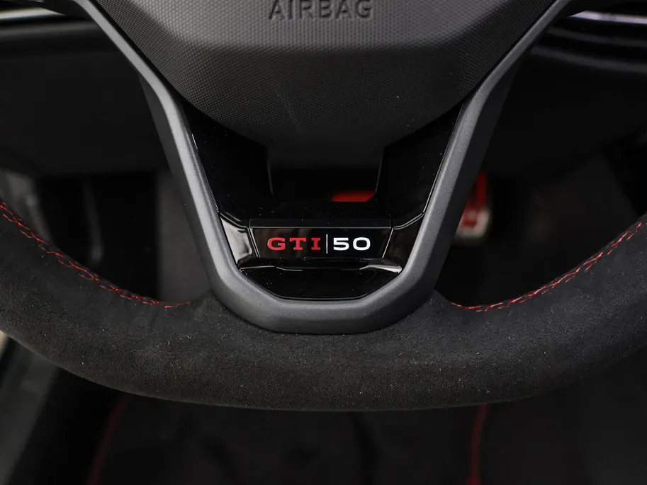 Volkswagen Golf GTI Clubsport Edition 50 2.0 325 PK 7 versn. DSG · Assistance Pakket Plus · Leder Pakket 'Vienna' · Multimedia Pakket Plus · Panoramaschuif-kanteldak · Stuurwiel, verwarmd, multifunctioneel en met ArtVelours bekleed ·