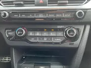 Kia e-Niro ExecutiveLine 64 kWh | SOH 100% | Warmtepomp | Navigatie | Adaptive cruise control | Climate control | Apple Carplay & Android Auto | Achteruitrijcamera | Stoel- stuurverwarming |