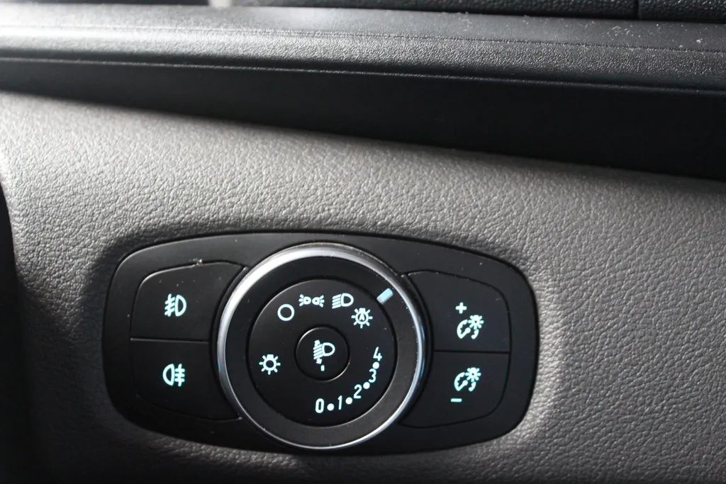 Ford Transit Custom 300 2.0 TDCI L1H1 Limited | Drivers Assistance Pack | stoel & stuur verwarming | imperiaal | Safety pack | trekhaak | Apple Carplay/Android Auto |