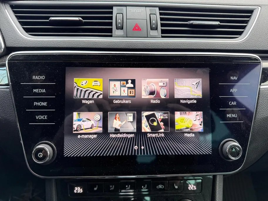 Škoda Superb Combi 1.4 TSI iV Laurin & Klement | Geheugenfunctie berijdersstoel | Climate | Achteruitrijcamera | Parkeersensoren | Navigatie |