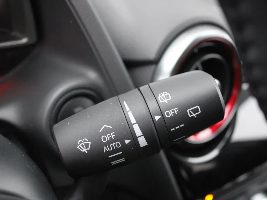 Mazda 2 1.5 e-SkyActiv-G 90PK 6MT Homura | Stuur-/stoelverwarming | Camera | Dodehoek detectie | LED | 16' LM | Carplay | Clima | Cruise |