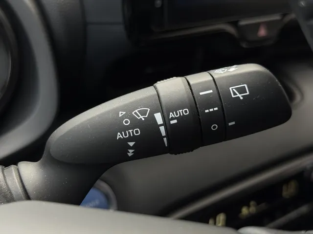 Toyota Yaris 1.5 Hybrid Executive Bi-Tone | PDC V+A | HUD