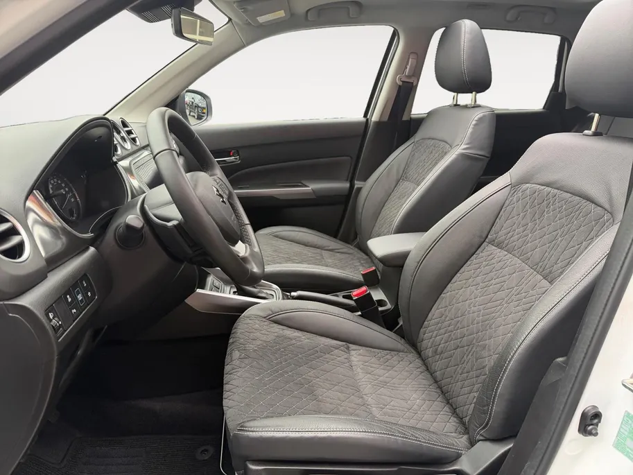 Suzuki Vitara 1.5 Hybrid Style 116PK AUTOMAAT SUNROOF! | Navigatie | Apple Carplay & Android Auto | Adaptive Cruise Control | Climate Control | Achteruitrijcamera | Parkeersensoren voor & achter | Stoelverwarming |