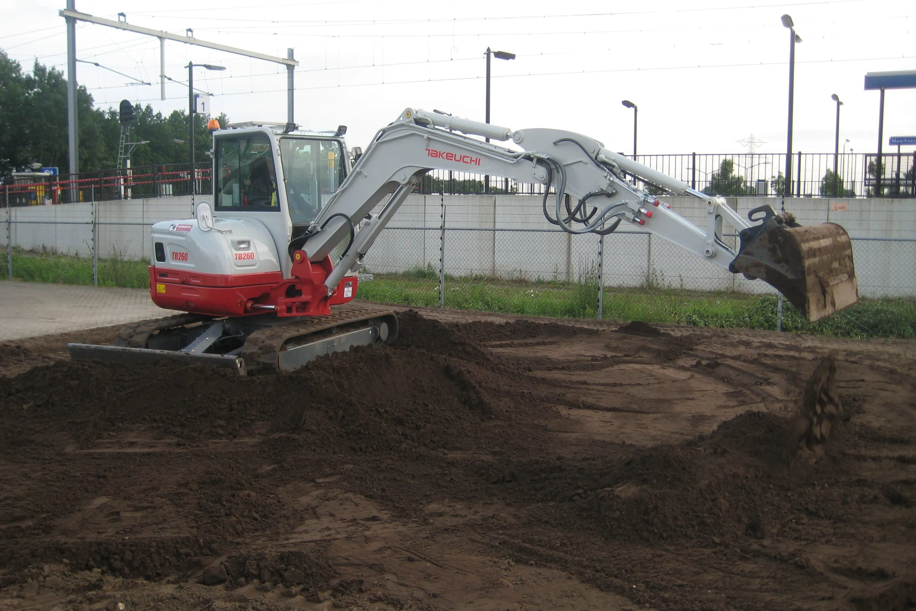 Pelle Takeuchi TB260 avec flèche déployée