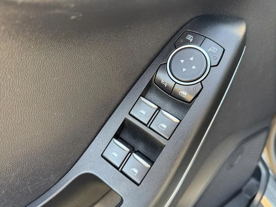 Ford Fiesta 1.0 EcoBoost Titanium | Dealer onderhouden | Winter pack | Parkeersensor achter | Apple carplay & Android auto | Navigatie via carplay | Cruise control | Elektr. inklapbare buitenspiegel | Privacy glas |