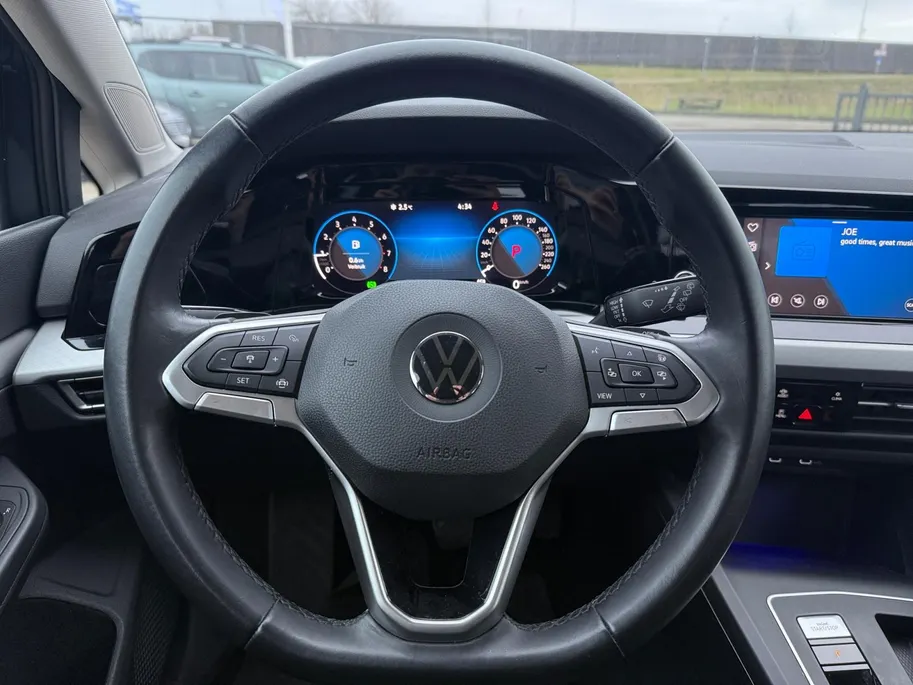 Volkswagen Golf 1.0 eTSI Life Business | CARPLAY | STOELVERWARMING | PARKEERSENSOREN | LICHTMETALEN VELGEN |