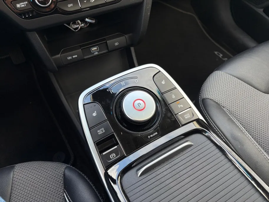 Kia e-Niro DynamicPlusLine 64 kWh | *1E EIGENAAR | FABRIEKSGARANTIE | SCHUIF- KANTELDAK | APPLE CARPLAY/ ANDROID AUTO | NAVI | CAMERA | STUUR/ STOELVERWARMING | STOF/ LEDER | ETC…