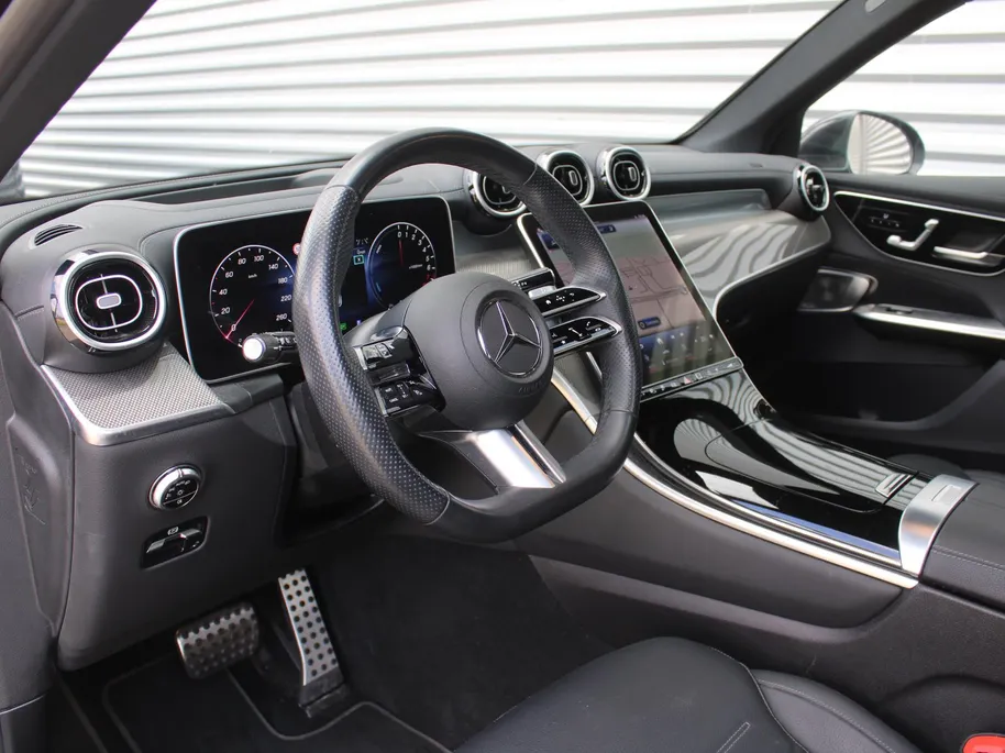 Mercedes-Benz GLC 300e 4MATIC AMG Line | 360 Camera | Schuifdak | Cruise adapt. | 20' LM | HUD | Treeplanken | Dodehoek detectie | Stoelverwarming + geheugen | BTW auto |