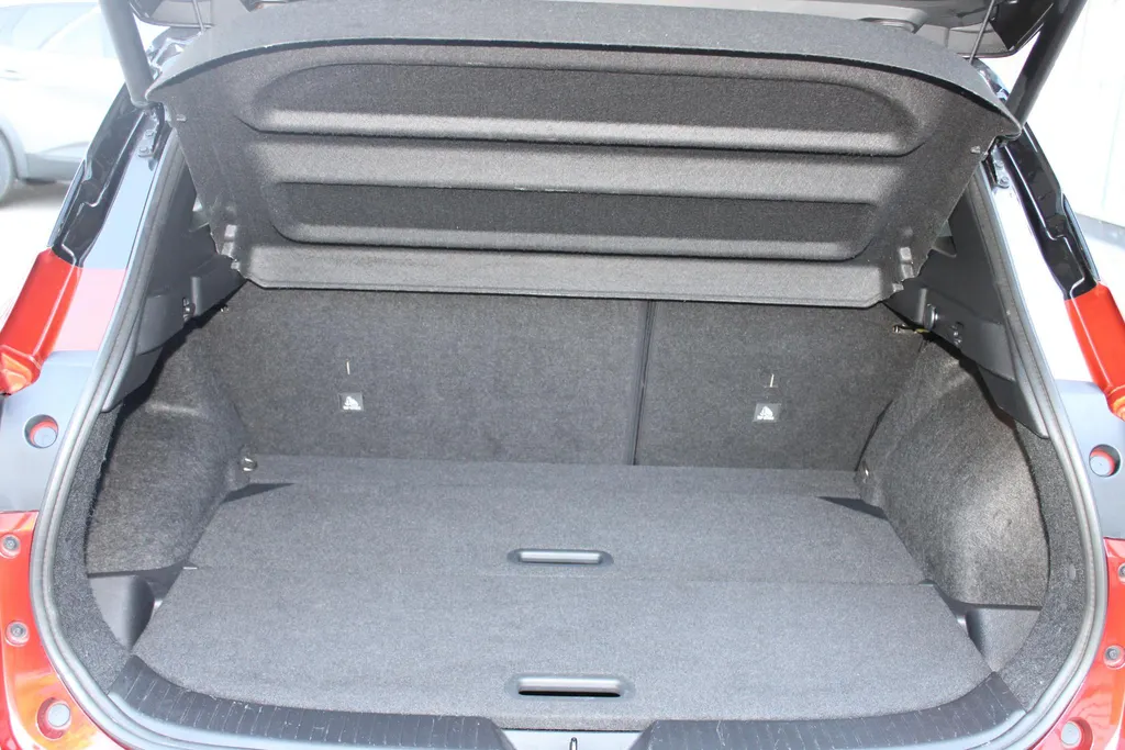 Nissan QASHQAI 1.3 MHEV Xtronic Tekna Plus |Nappa lederen bekleding| Bose audio | Head-up display | Trekhaak | 1800kg trekgewicht | All season banden | Stoelmassage | Stoelgeheugen | Stoel-, voorruit- en stuurverwarming